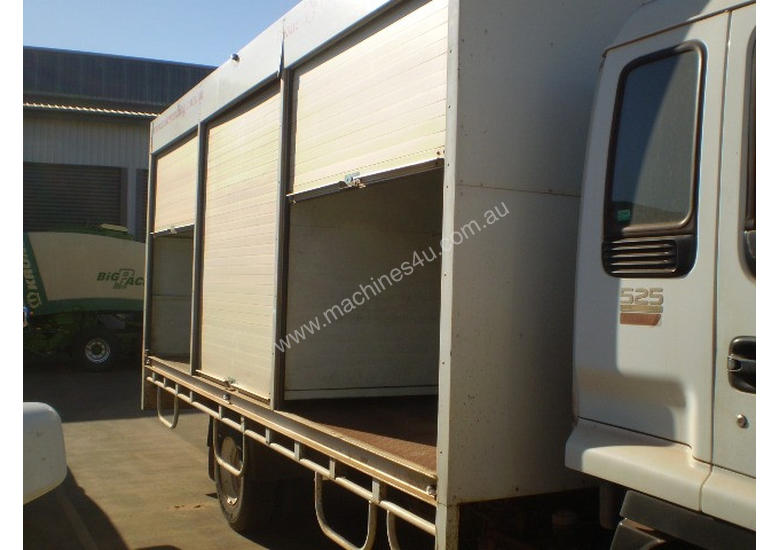 caption Isuzu FRR525 Pantech Truck