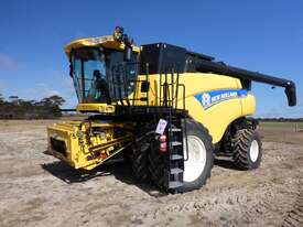 2013 New Holland CR9090 Combine Harvester (GA007) - picture0' - Click to enlarge