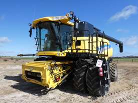 2013 New Holland CR9090 Combine Harvester (GA007) - picture0' - Click to enlarge
