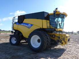 2013 New Holland CR9090 Combine Harvester (GA007) - picture2' - Click to enlarge