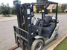 Forklift UN 2.5 Tonne 320 Hours Gas Container Mast - picture0' - Click to enlarge