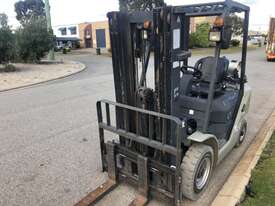 Forklift UN 2.5 Tonne 320 Hours Gas Container Mast - picture1' - Click to enlarge