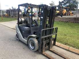 Forklift UN 2.5 Tonne 320 Hours Gas Container Mast - picture2' - Click to enlarge