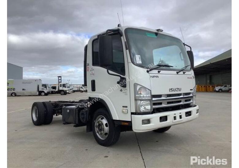 caption 2009 Isuzu NPR 400 Medium