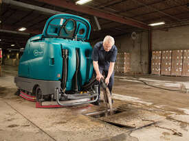 TENNANT - T17 Battery-Powered Rider Scrubber - picture0' - Click to enlarge