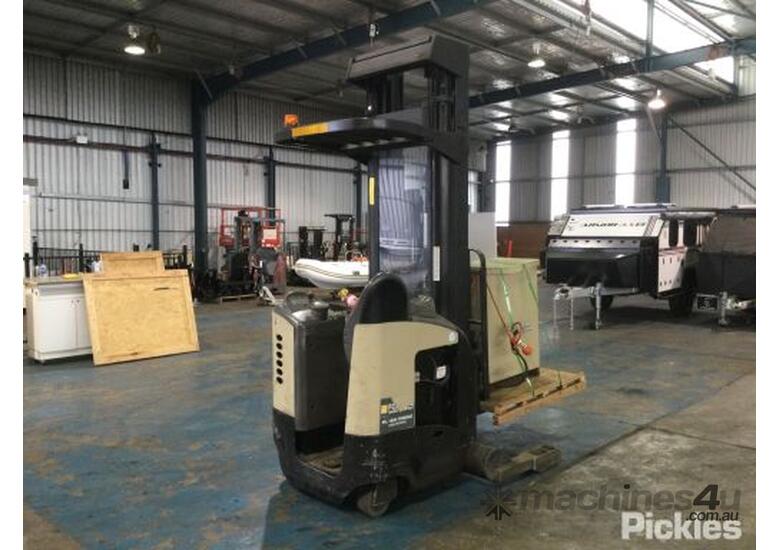 Used Crown Crown RR5020-35 Narrow Aisle Forklift in , - Listed on ...