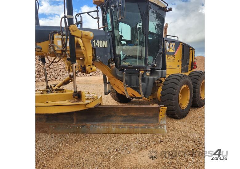caption 2009 CAT140M Grader