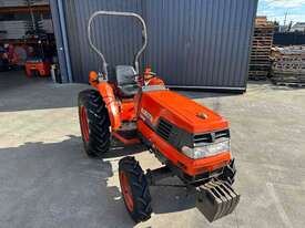 Kubota Tractor L3300 - picture2' - Click to enlarge