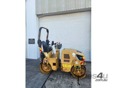 Caterpillar CB22 Smooth drum vibrating roller 