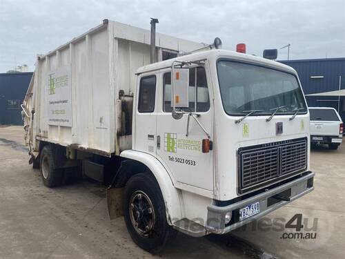 International Acco 1830 B