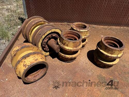 caption KOMATSU DOZER ROLLER PARTS