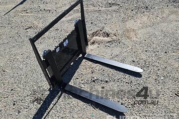Unused GIYI Forks to suit Mini Skidsteer Loader
