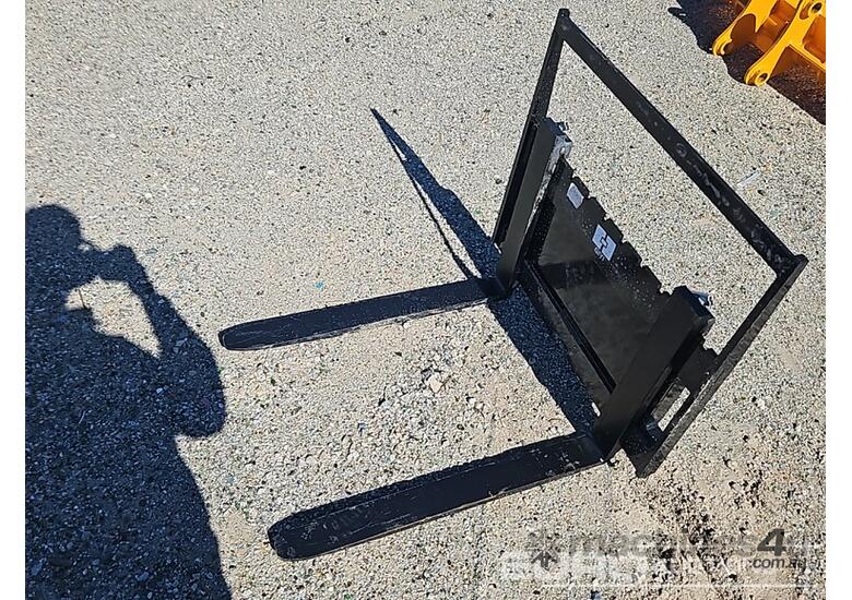 caption Unused GIYI Forks to suit Mini Skidsteer Loader