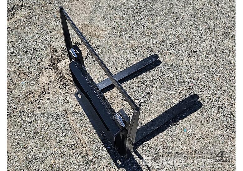 caption Unused GIYI Forks to suit Mini Skidsteer Loader