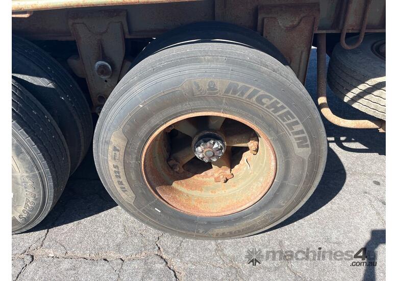 caption 1987 Fruehauf F3ST Tri Axle Flat Top Trailer