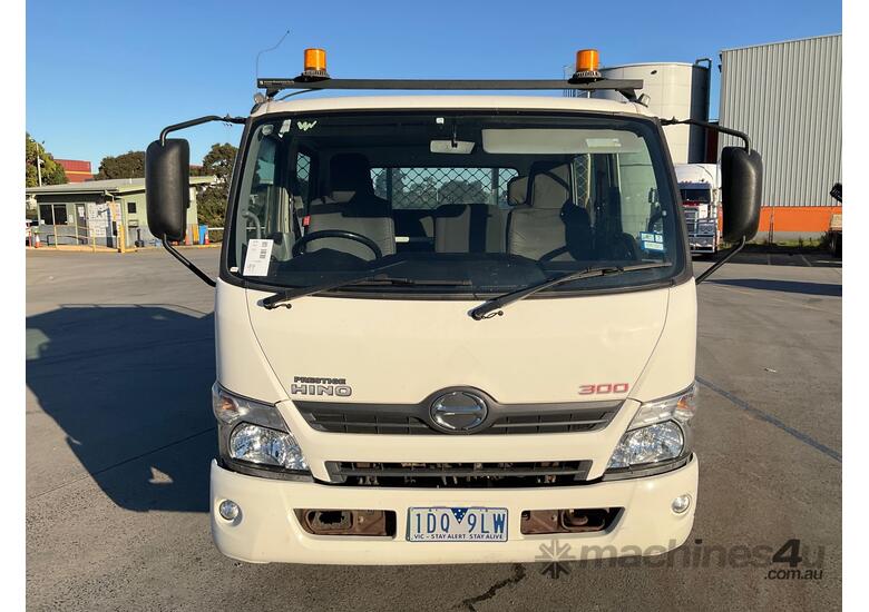 caption 2015 Hino 300 716 Crew Cab Table Top