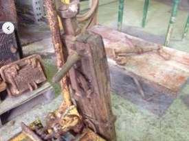 Old 7.5 ton jack.  - picture0' - Click to enlarge