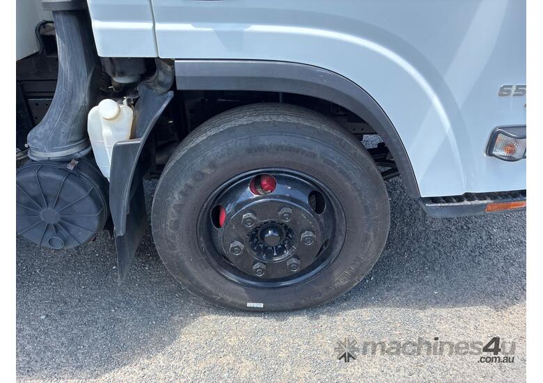 caption 2017 Isuzu NPR Tilt Tray