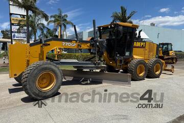 John Deere 2017   670GP