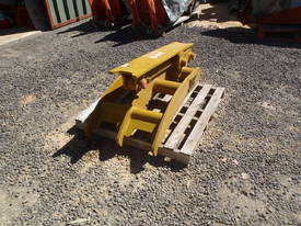 Hydraulic Thumb Suit 15-25 Tonner - picture1' - Click to enlarge