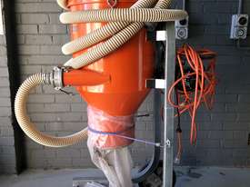 INDUSTRIAL VACUUM CLEANER $250 p/d - picture0' - Click to enlarge