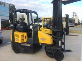 Aisle-Master Narrow Aisle Forklift - picture0' - Click to enlarge
