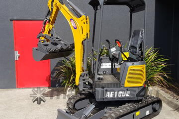 EXCAVATOR WITH HYD QUICK HITCH, EXPANDABLE TRACKS AND EXPANDABLE DOZER BLADE