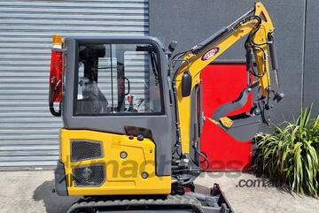 1.8T Mini Excavator AE18SE-II w/ Hydraulic Quick Hitch, Expandable Tracks + Dozer Blade!