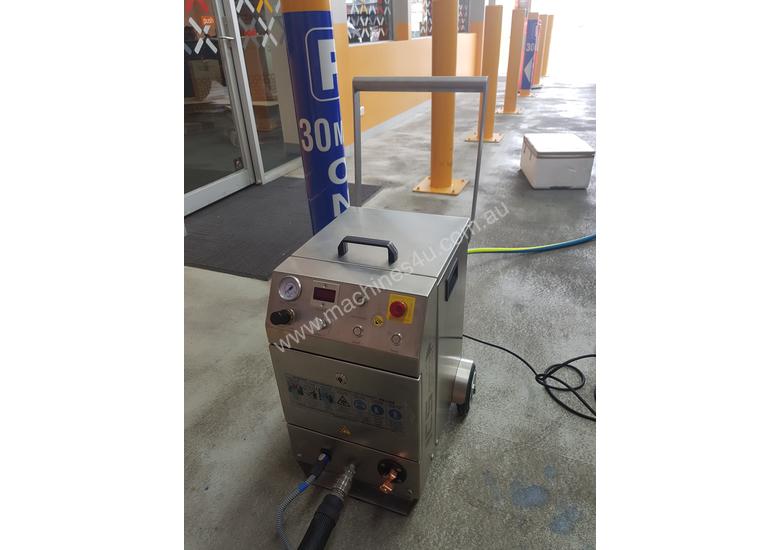 caption Dry Ice Machine