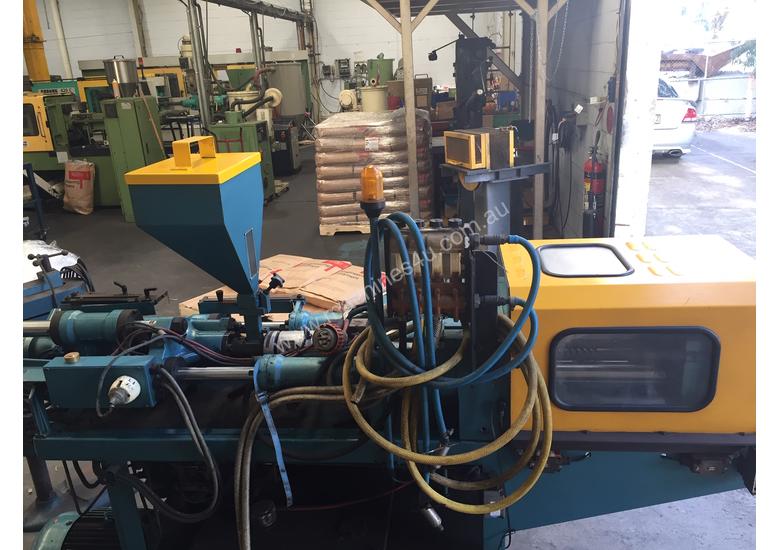caption BOY Moulding Machine