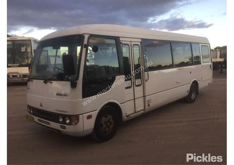 caption 2005 Mitsubishi Rosa BE600