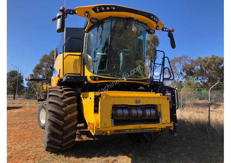 caption 2016 New Holland CR9.90