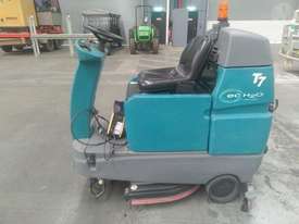 Tennant Floor Scrubber T7 - picture2' - Click to enlarge