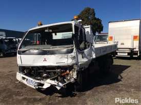 2004 Mitsubishi Canter - picture2' - Click to enlarge