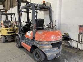 Counterbalance Toyota 3 ton LPG - picture0' - Click to enlarge
