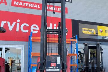 LIFTEK - RAYMOND 740 DR32TT BT Reach Truck