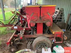 Duncan Renovator Till - Seeder Seed Drill. 19 Run Hydraulic Lift for Front Coulters Hydraulic Lift f - picture1' - Click to enlarge