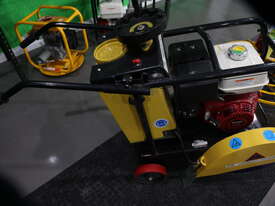 Slab saw with 400mm blade with 13hp Honda petrol engine - picture2' - Click to enlarge