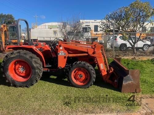 Tractor Kubota M5400 54HP 694 hours 4x4 FEL