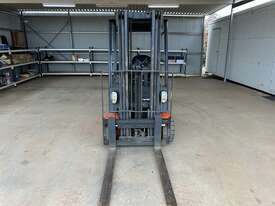 2011 JUNGHEINRICH EFG220 FORKLIFT - picture0' - Click to enlarge