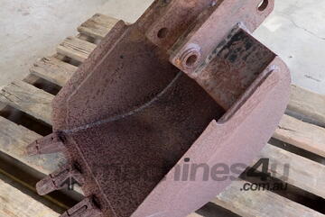 28.5mm pin, 450mm Excavator & Backhoe GP Digging & Trenching Bucket