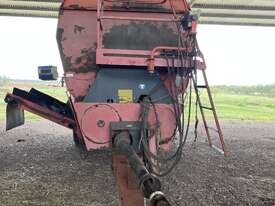 Kuhn 1860 Feed Mixer - picture0' - Click to enlarge
