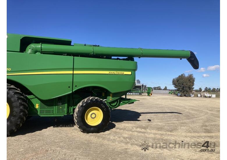 caption 2017 John Deere S670 Combines