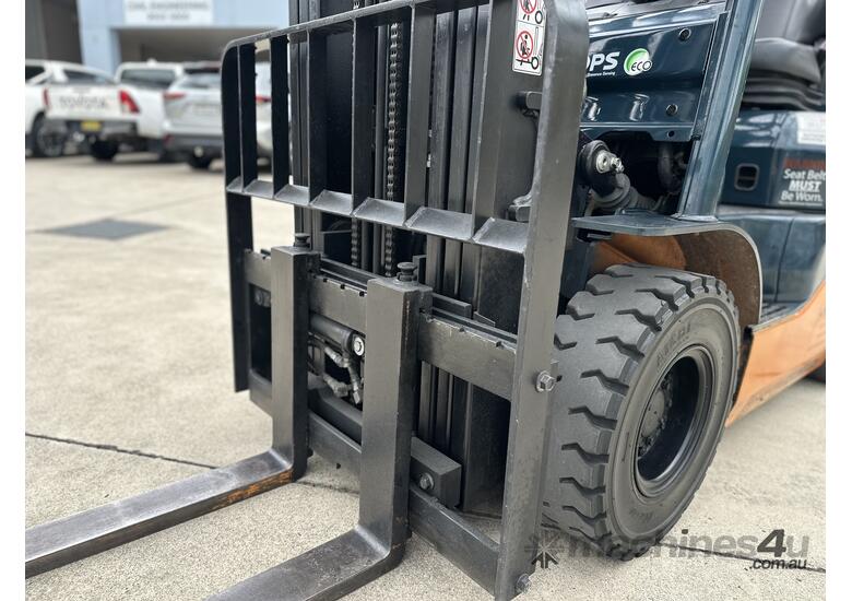 caption Toyota 1.8T Gas Forklift 4.7m lift Container Mast - As New