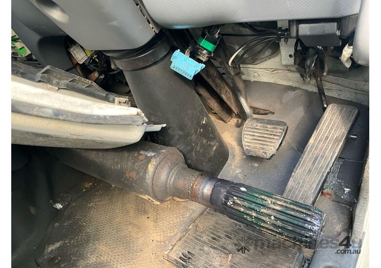 caption 2009 Isuzu FRR600 Tilt Tray