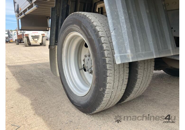 caption 2020 Isuzu NLR 45-150 Traypack