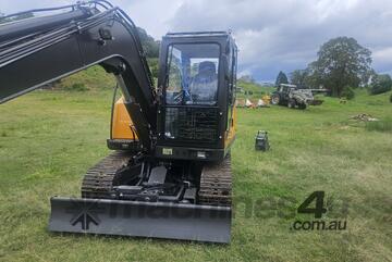 Supermax New 6T excavator, 6way blade