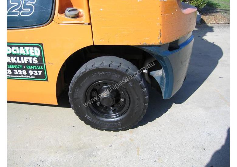 caption Toyota 2.5t LPG forklift with Weight gauge