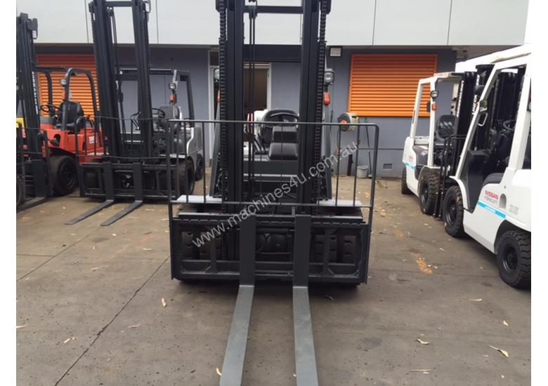 caption NISSAN Forklift 3 Ton 3700mm Lift Wide Carriage