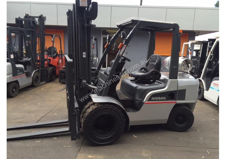 caption NISSAN Forklift 3 Ton 3700mm Lift Wide Carriage